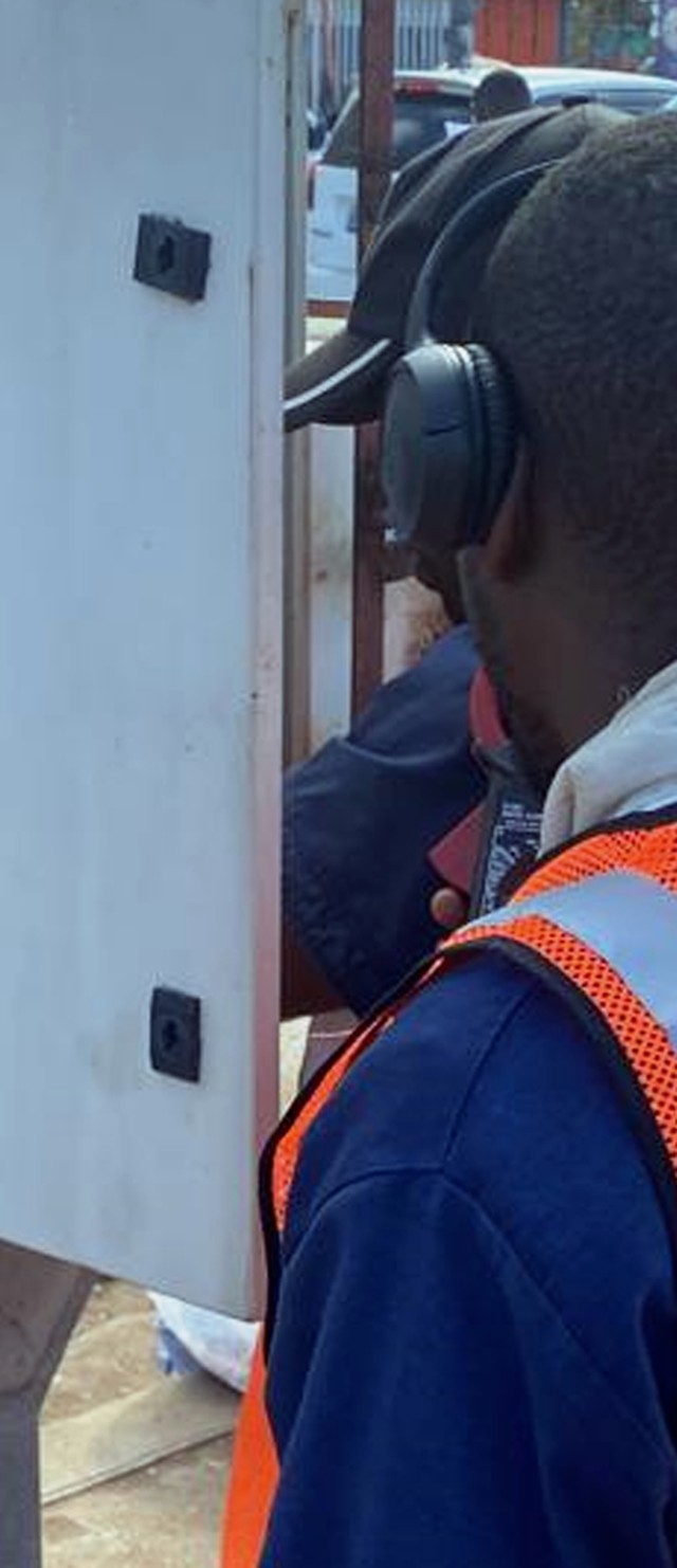 Técnico durante uma instalação de monitorização