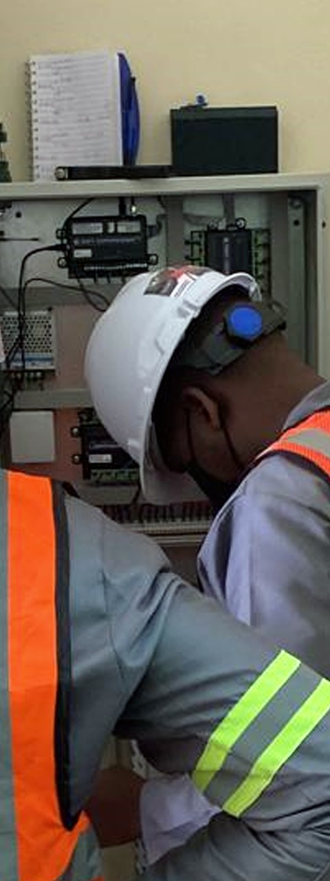 Técnico a trabalhar num quadro de monitorização